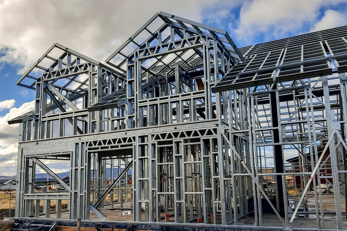 Vivienda Unifamiliar. Estructura de Steel Frame. Planta baja y primera bajo cubierta a dos aguas con buhardas.