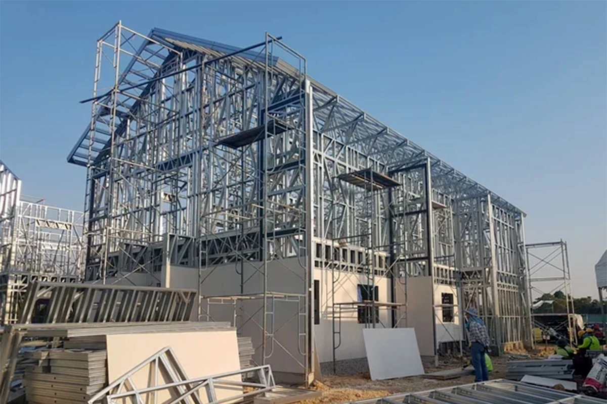 Edificio comercial de tres plantas.